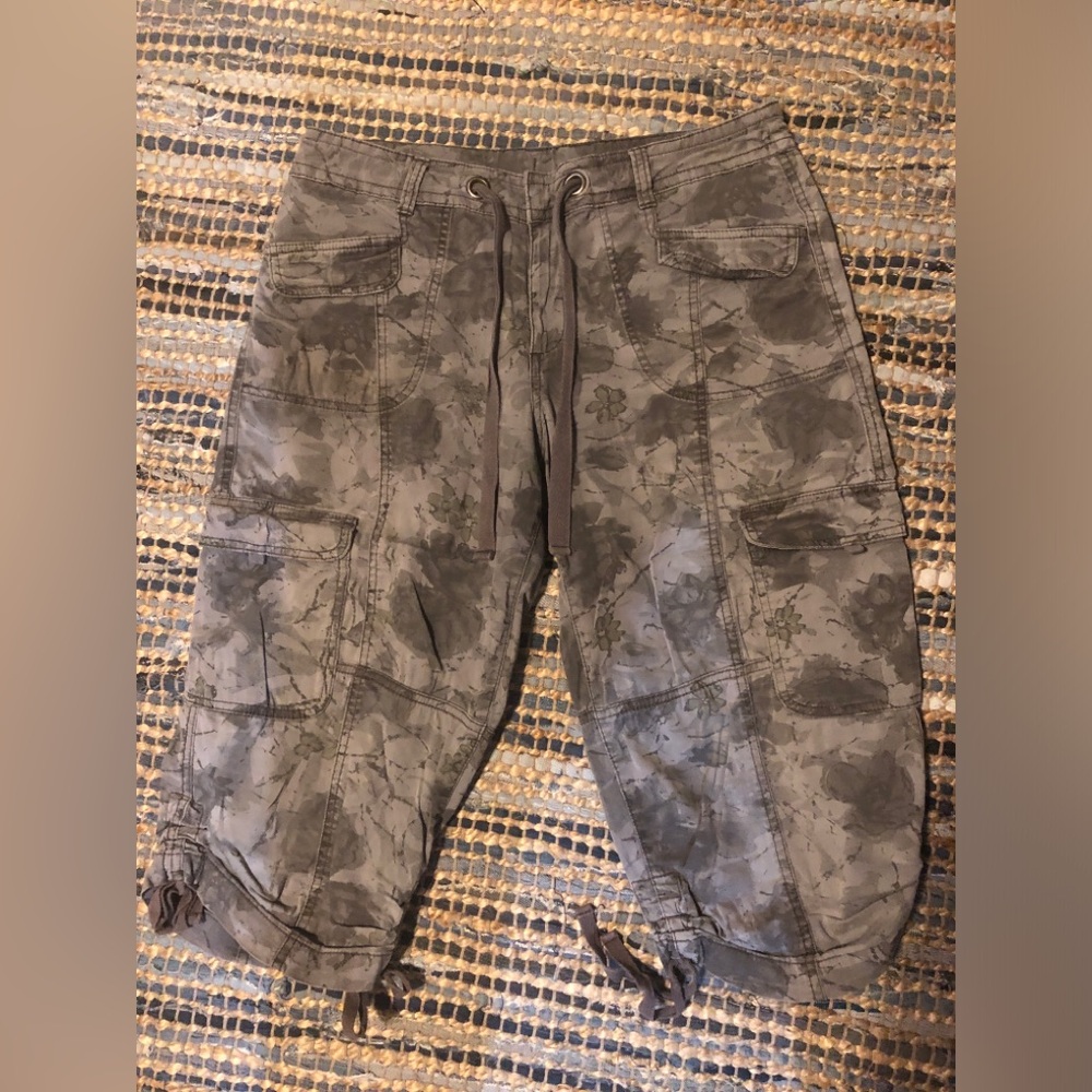 Olive Green Floral Cargo Capris
Style & Co
Size 8